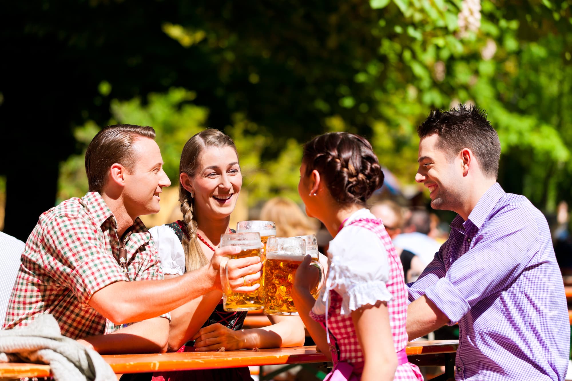 Leute im Biergarten